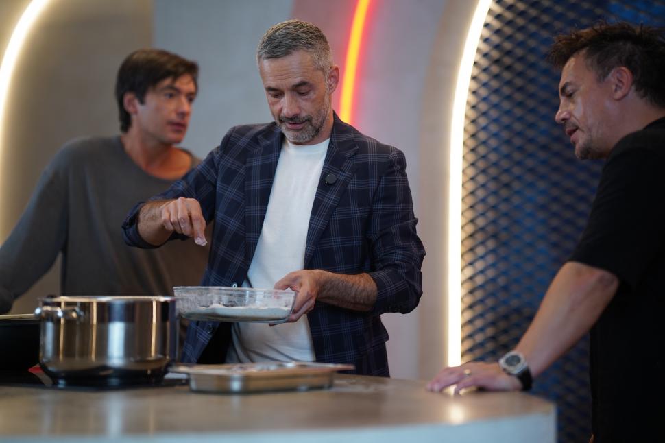 Delicii și povestiri de pe platourile "Retreat Vama Veche": Radu Vâlcan și Răzvan Fodor în bucătăria "Gătit la costum" 926144