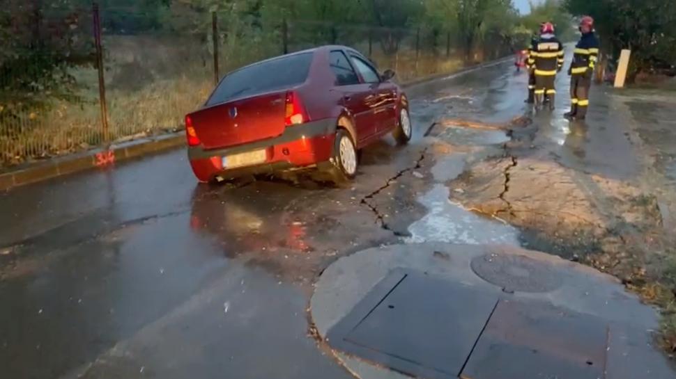 Efectele furtunii în București: șosele inundate, trafic blocat și copaci rupți. O stradă s-a surpat. Mai multe mașini au fost avariate 925967