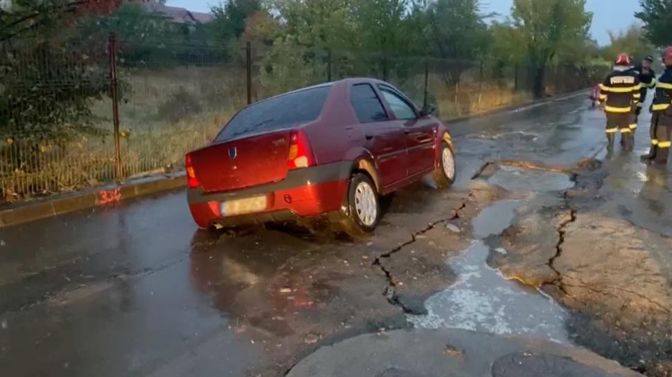 Efectele furtunii în București: șosele inundate, trafic blocat și copaci rupți. O stradă s-a surpat. Mai multe mașini au fost avariate 925968