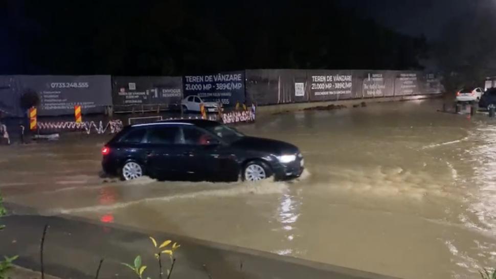 Efectele furtunii în București: șosele inundate, trafic blocat și copaci rupți. O stradă s-a surpat. Mai multe mașini au fost avariate 925970