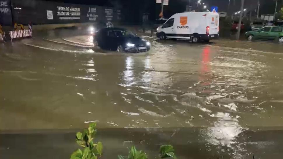 Efectele furtunii în București: șosele inundate, trafic blocat și copaci rupți. O stradă s-a surpat. Mai multe mașini au fost avariate 925971