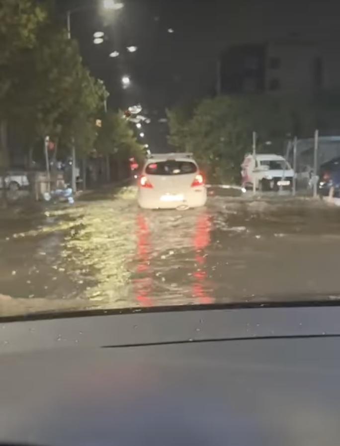 Efectele furtunii în București: șosele inundate, trafic blocat și copaci rupți. O stradă s-a surpat. Mai multe mașini au fost avariate 925973