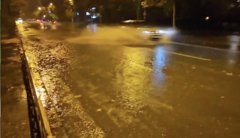 Cod roșu de ploi torențiale în Constanța. Mesaj RO-Alert: „Evitați deplasările”. Străzi inundate, copaci rupți și mașini avariate 926231