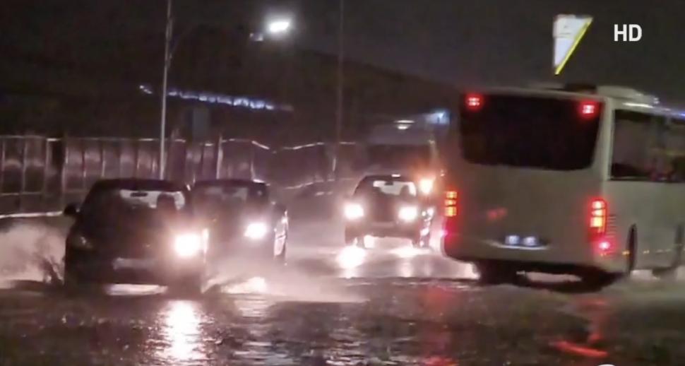 Cod roșu de ploi torențiale în Constanța. Mesaj RO-Alert: „Evitați deplasările”. Străzi inundate, copaci rupți și mașini avariate 926232