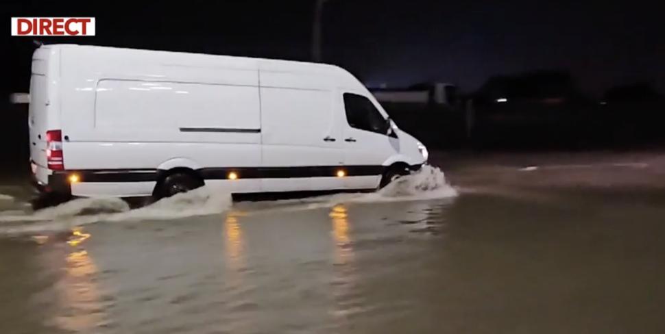 Cod roșu de ploi torențiale în Constanța. Mesaj RO-Alert: „Evitați deplasările”. Străzi inundate, copaci rupți și mașini avariate 926233