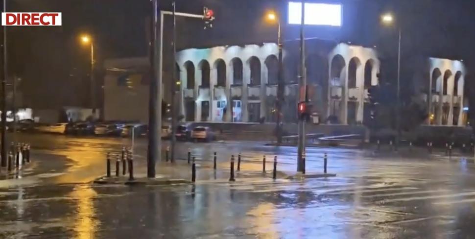 Cod roșu de ploi torențiale în Constanța. Mesaj RO-Alert: „Evitați deplasările”. Străzi inundate, copaci rupți și mașini avariate 926234