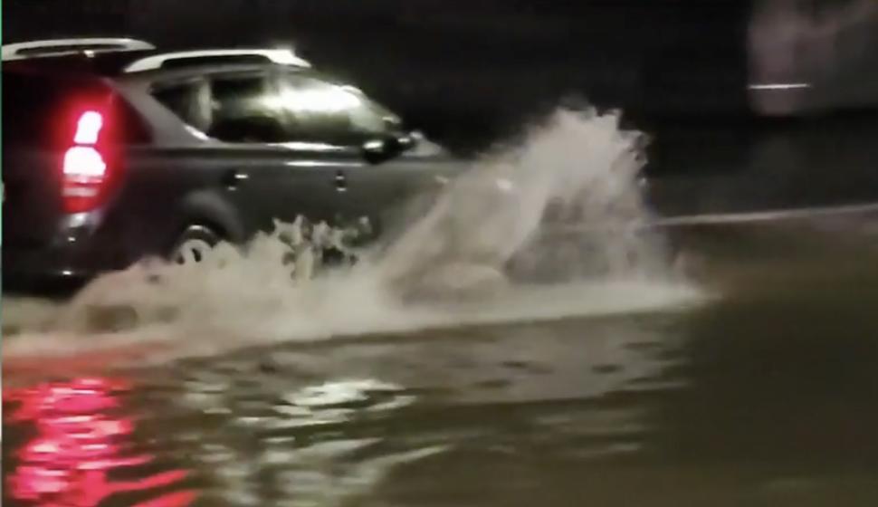 Cod roșu de ploi torențiale în Constanța. Mesaj RO-Alert: „Evitați deplasările”. Străzi inundate, copaci rupți și mașini avariate 926235