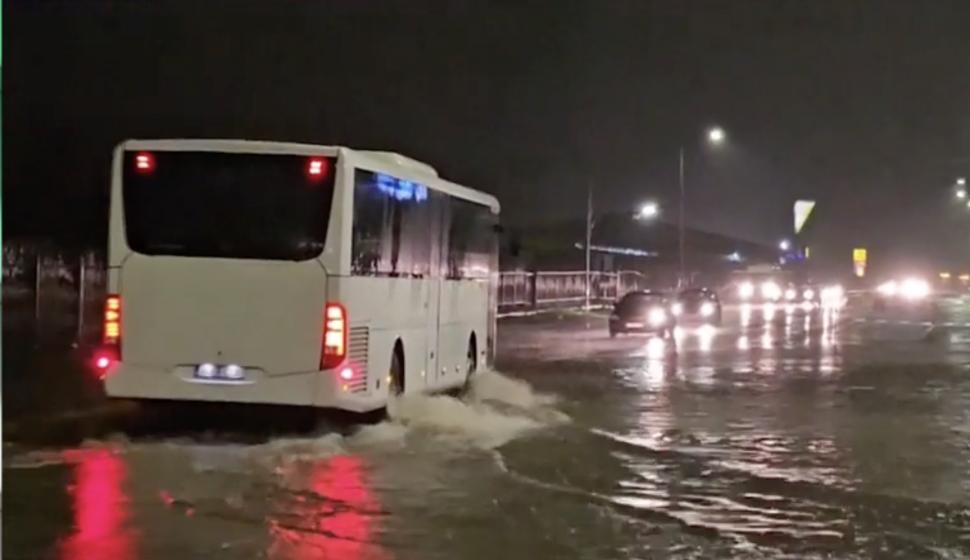 Cod roșu de ploi torențiale în Constanța. Mesaj RO-Alert: „Evitați deplasările”. Străzi inundate, copaci rupți și mașini avariate 926236