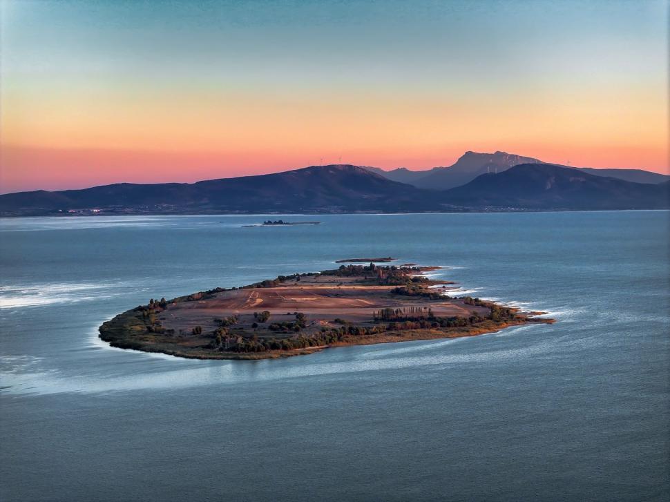 O insulă spectaculoasă a fost scoasă la vânzare într-o destinație de vacanță preferată a românilor, iar prețul este surprinzător 926306