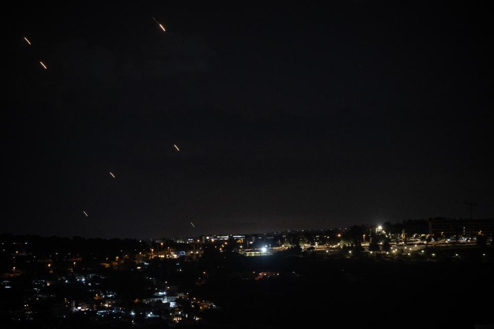 Ploaie de rachete peste Israel, după atacul Iranului. Iron Dome a interceptat proiectilele, însă unele au explodat la sol 926425