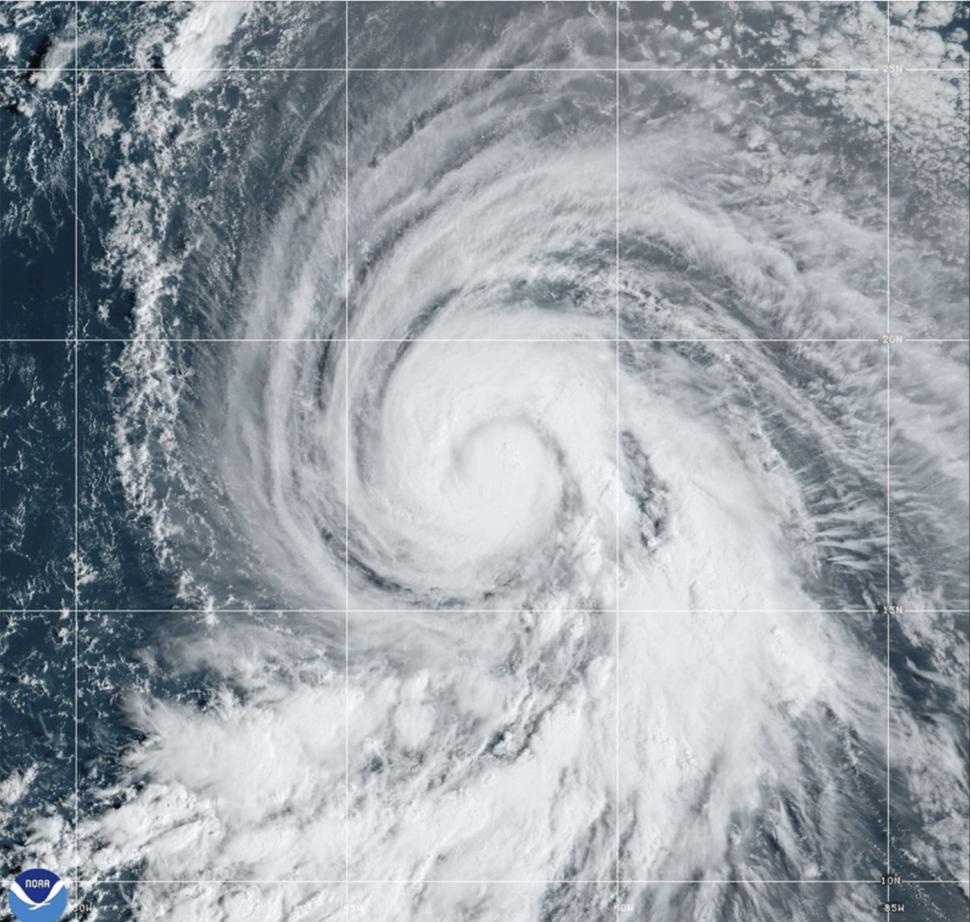 Furtuna tropicală Kirk s-a transformat în uragan: Imagini din satelit cu fenomenul meteo care crește tot mai mult în intensitate 926621