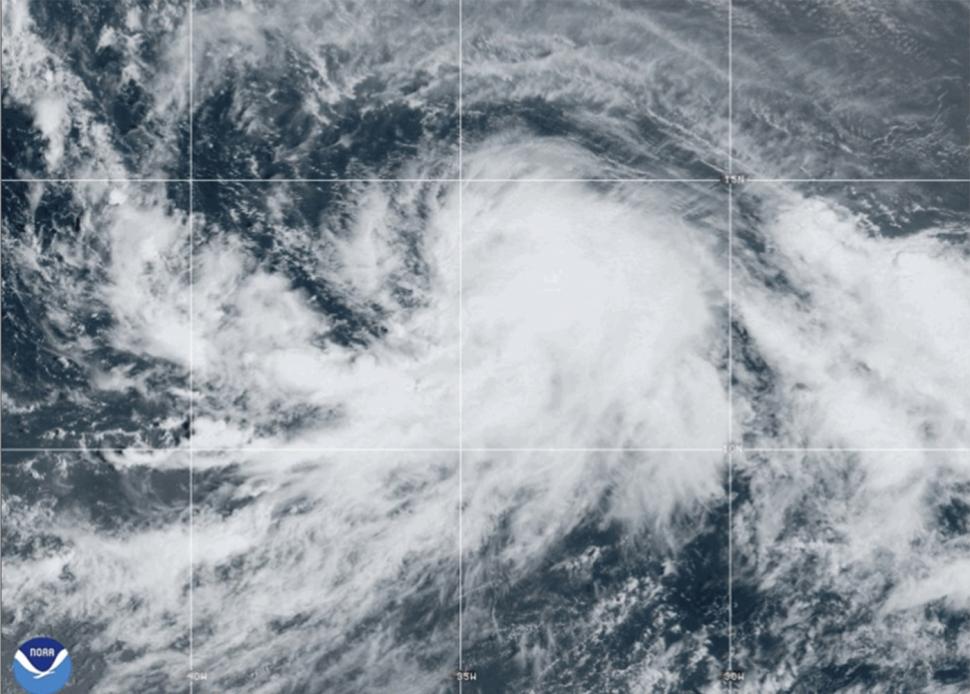Furtuna tropicală Kirk s-a transformat în uragan: Imagini din satelit cu fenomenul meteo care crește tot mai mult în intensitate 926622
