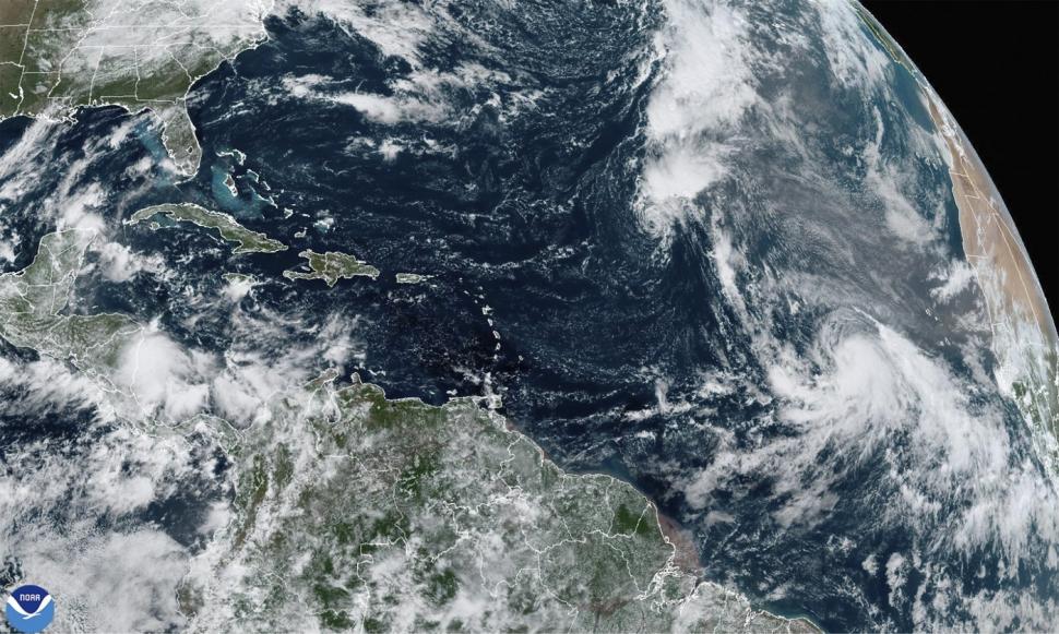 Furtuna tropicală Kirk s-a transformat în uragan: Imagini din satelit cu fenomenul meteo care crește tot mai mult în intensitate 926623
