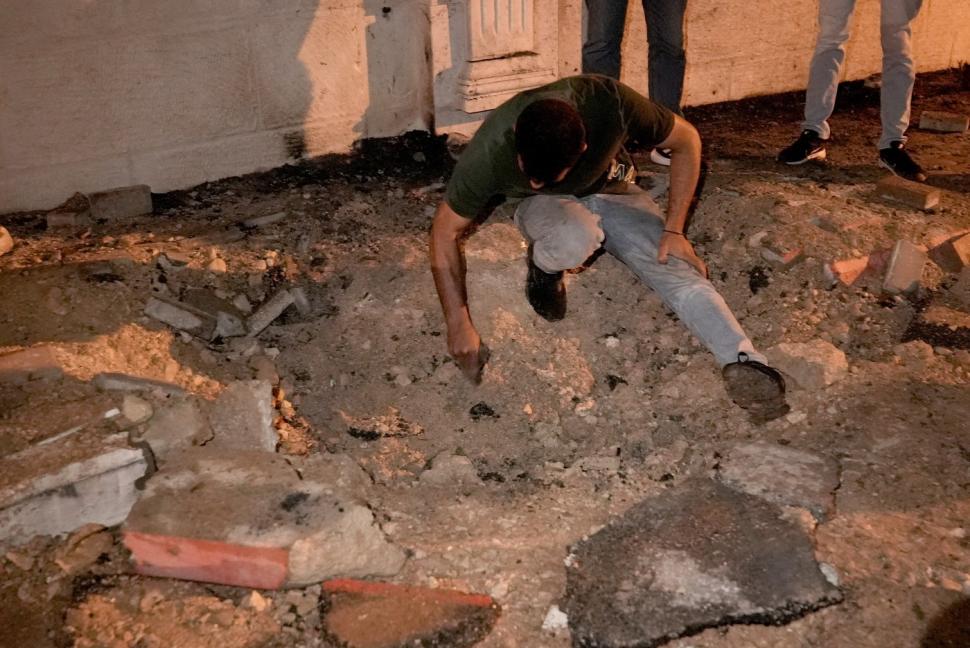 Imagini greu de privit din Israel. Cratere uriașe, resturi de rachete și cartiere distruse în Tel Aviv după masivul atac iranian 926494