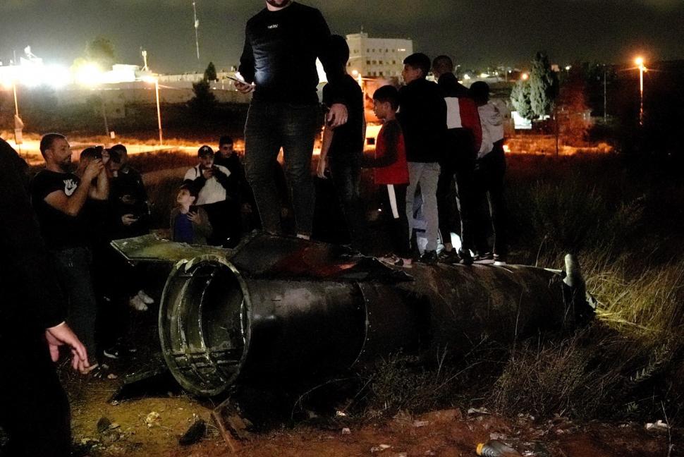 Imagini greu de privit din Israel. Cratere uriașe, resturi de rachete și cartiere distruse în Tel Aviv după masivul atac iranian 926496