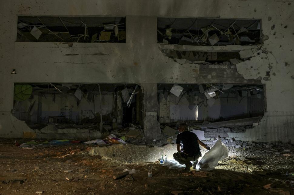 Imagini greu de privit din Israel. Cratere uriașe, resturi de rachete și cartiere distruse în Tel Aviv după masivul atac iranian 926501