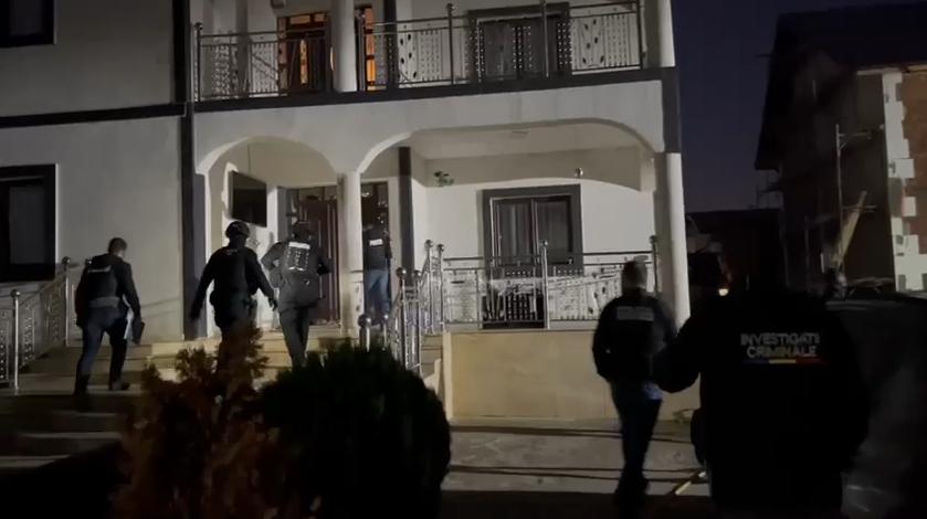 250 de polițiști fac percheziții în Țăndărei, un elicopter MAI survolează orașul. Imagini cu săbii, arme și topoare găsite 926665