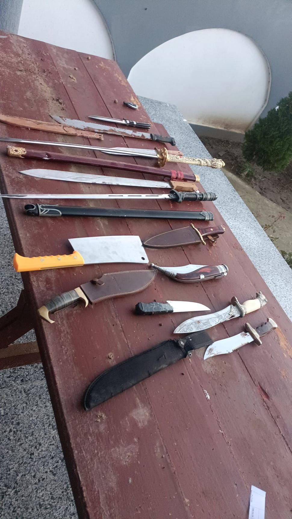 250 de polițiști fac percheziții în Țăndărei, un elicopter MAI survolează orașul. Imagini cu săbii, arme și topoare găsite 926666