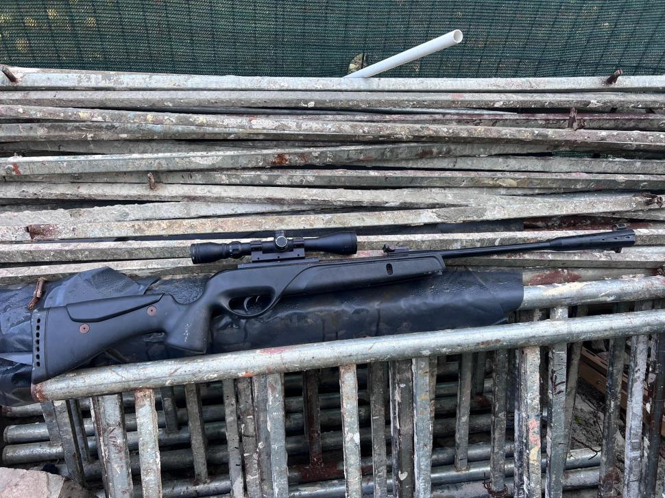 250 de polițiști fac percheziții în Țăndărei, un elicopter MAI survolează orașul. Imagini cu săbii, arme și topoare găsite 926670