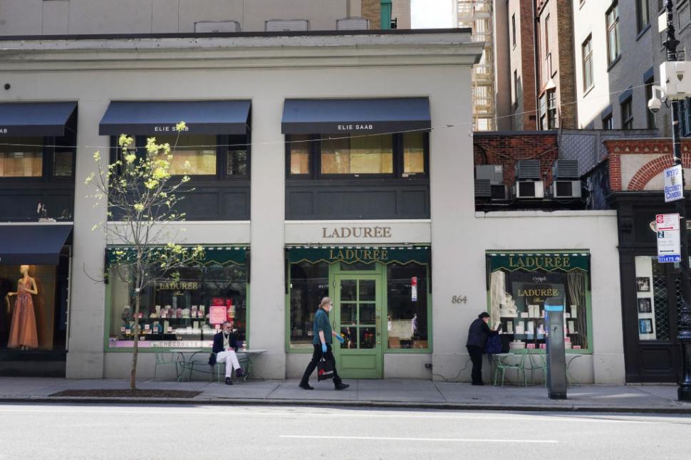 O turistă a fost șocată de nota de plată pentru 5 cafele și 3 prăjituri la o cofetărie celebră din Paris 926748