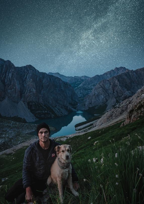 Un bărbat și câinele lui au mers pe jos în jurul lumii timp de 7 ani. Cea mai dureroasă provocare a fost atunci când s-au întors acasă 926552