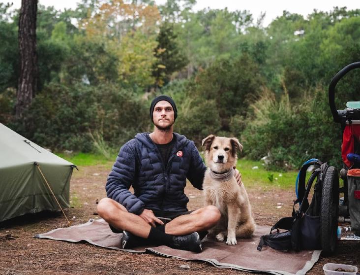 Un bărbat și câinele lui au mers pe jos în jurul lumii timp de 7 ani. Cea mai dureroasă provocare a fost atunci când s-au întors acasă 926554