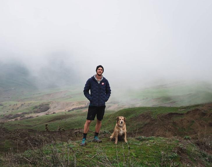Un bărbat și câinele lui au mers pe jos în jurul lumii timp de 7 ani. Cea mai dureroasă provocare a fost atunci când s-au întors acasă 926563