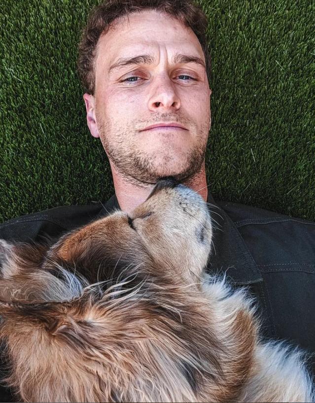 Un bărbat și câinele lui au mers pe jos în jurul lumii timp de 7 ani. Cea mai dureroasă provocare a fost atunci când s-au întors acasă 926565