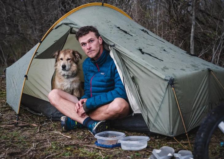 Un bărbat și câinele lui au mers pe jos în jurul lumii timp de 7 ani. Cea mai dureroasă provocare a fost atunci când s-au întors acasă 926571