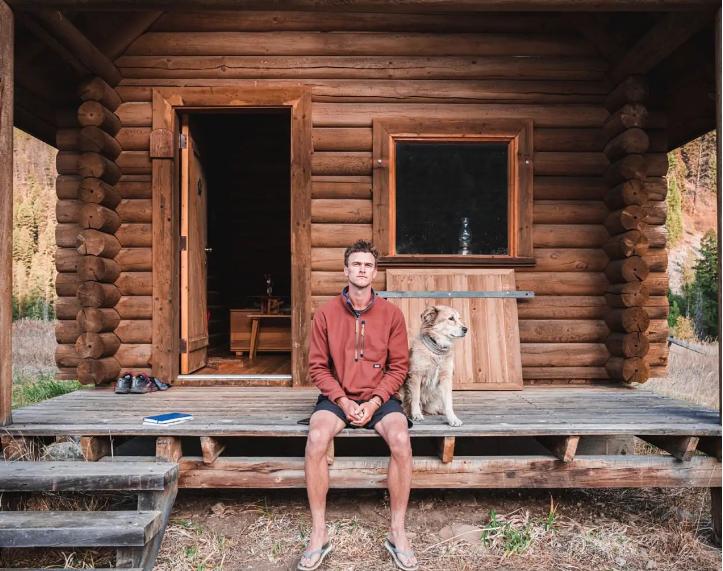 Un bărbat și câinele lui au mers pe jos în jurul lumii timp de 7 ani. Cea mai dureroasă provocare a fost atunci când s-au întors acasă 926573