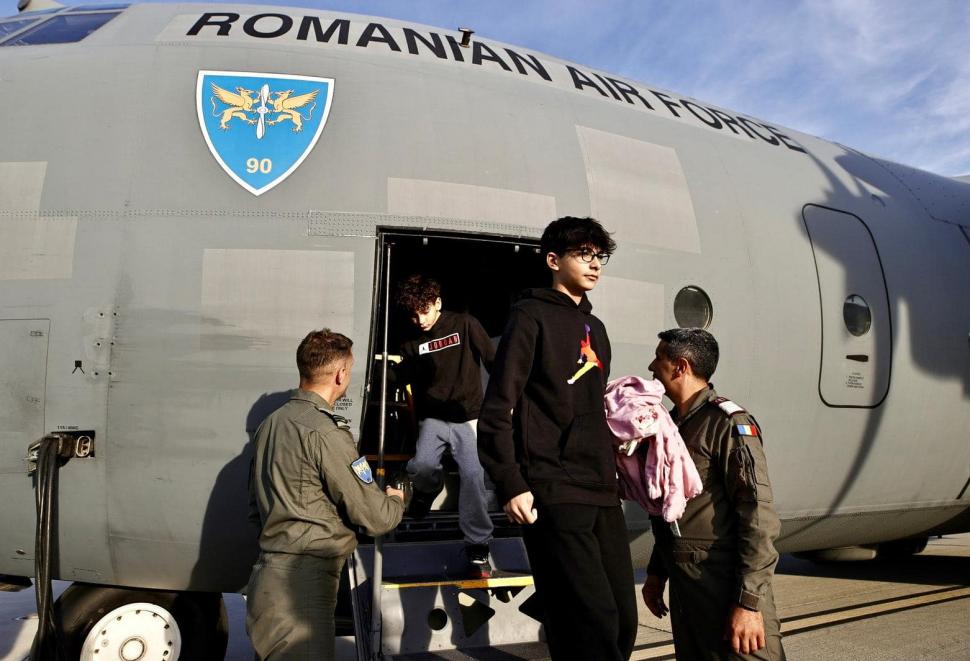 Zeci de români, evacuați de urgență din Liban. Au fost aduși acasă cu un avion MApN 926844