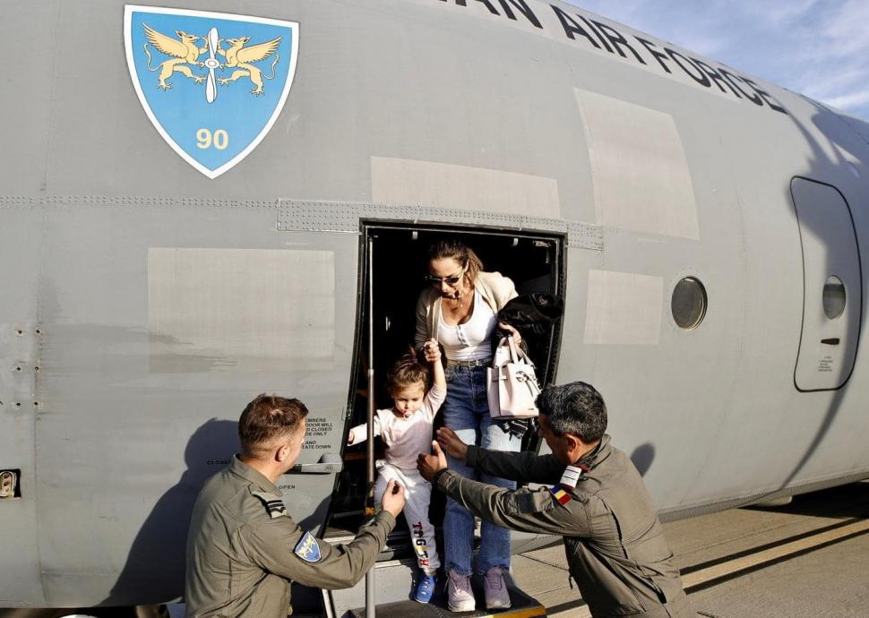 Zeci de români, evacuați de urgență din Liban. Au fost aduși acasă cu un avion MApN 926846