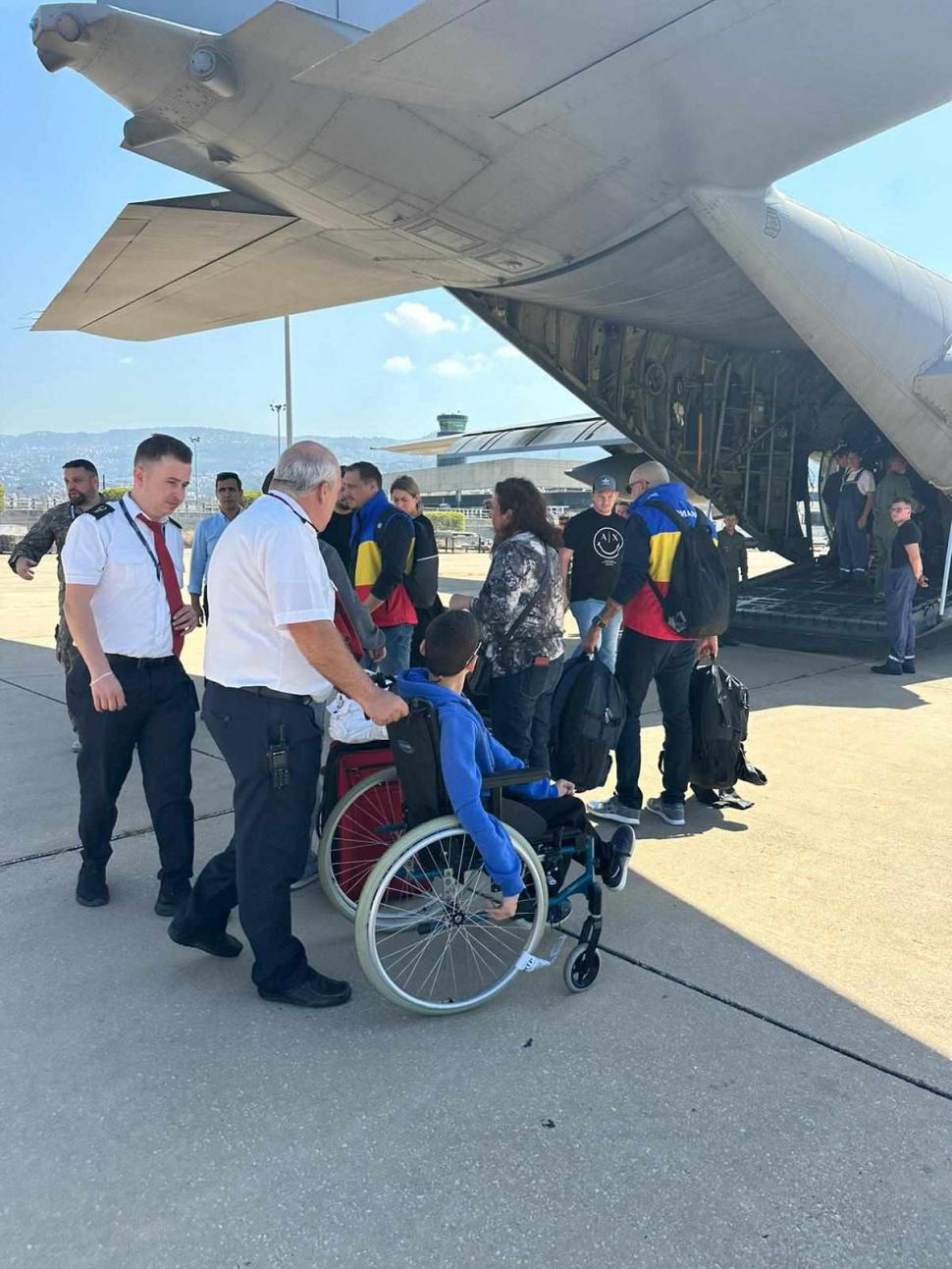 Zeci de români, evacuați de urgență din Liban. Au fost aduși acasă cu un avion MApN 926859