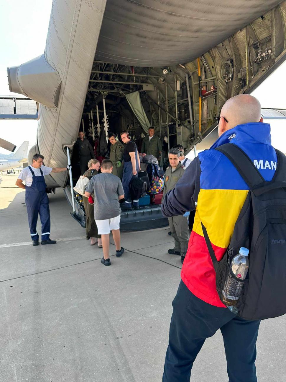 Zeci de români, evacuați de urgență din Liban. Au fost aduși acasă cu un avion MApN 926861