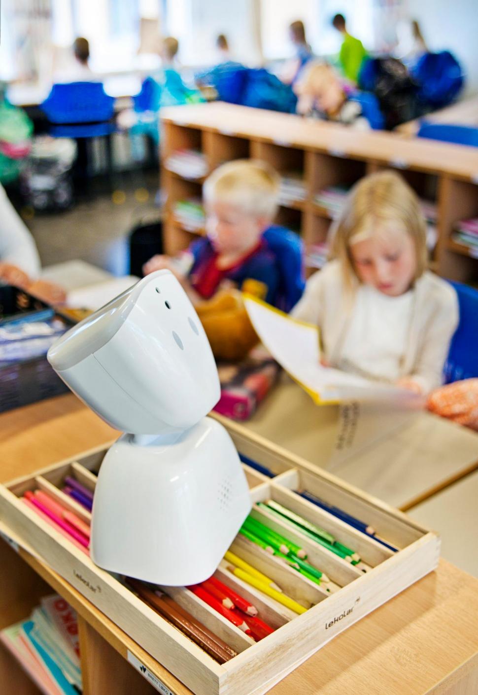 A apărut roboțelul care merge la școală și „ridică mâna” în locul copiilor bolnavi care lipsesc de la ore. Cât costă închirierea lui 926836