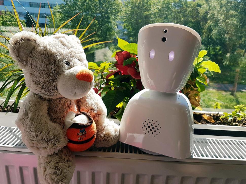 A apărut roboțelul care merge la școală și „ridică mâna” în locul copiilor bolnavi care lipsesc de la ore. Cât costă închirierea lui 926837