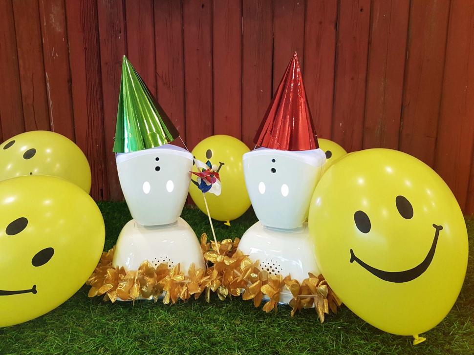 A apărut roboțelul care merge la școală și „ridică mâna” în locul copiilor bolnavi care lipsesc de la ore. Cât costă închirierea lui 926838