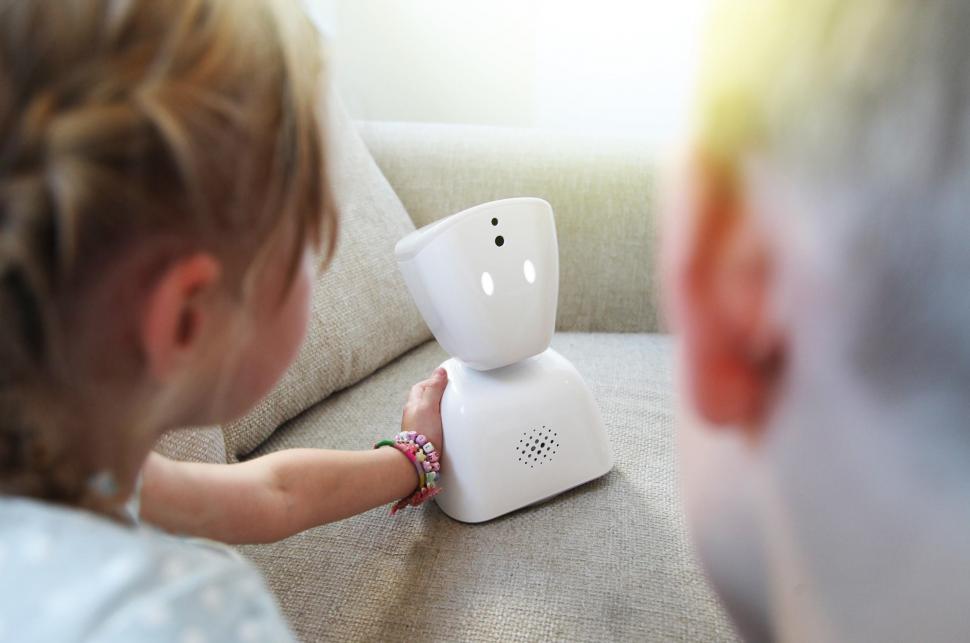 A apărut roboțelul care merge la școală și „ridică mâna” în locul copiilor bolnavi care lipsesc de la ore. Cât costă închirierea lui 926840