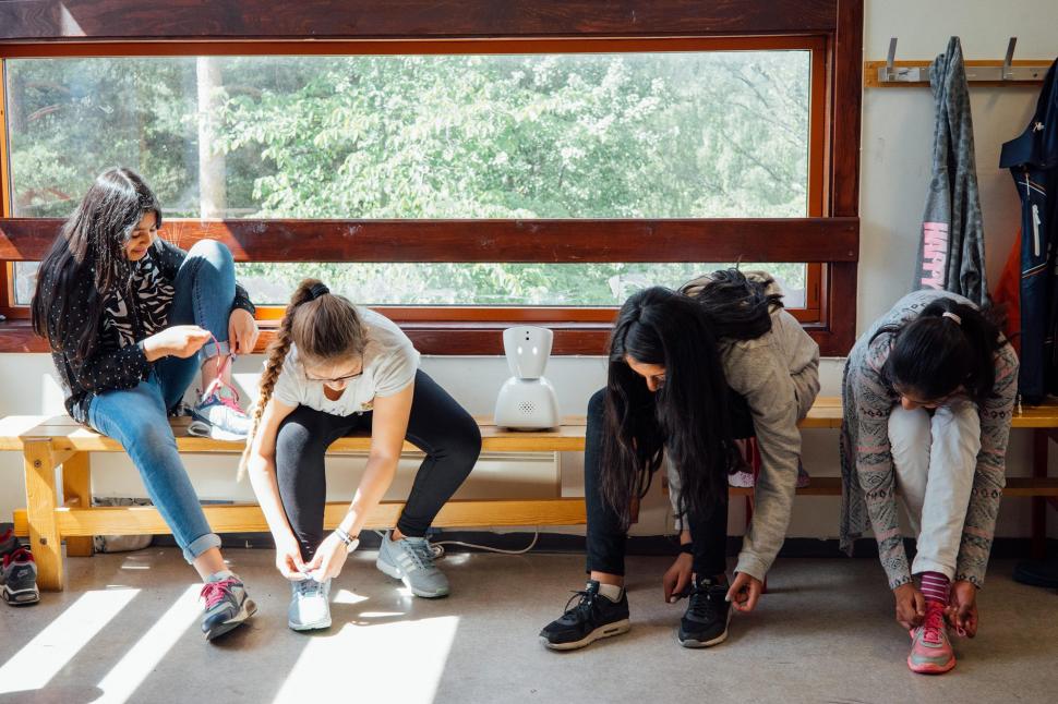 A apărut roboțelul care merge la școală și „ridică mâna” în locul copiilor bolnavi care lipsesc de la ore. Cât costă închirierea lui 926841