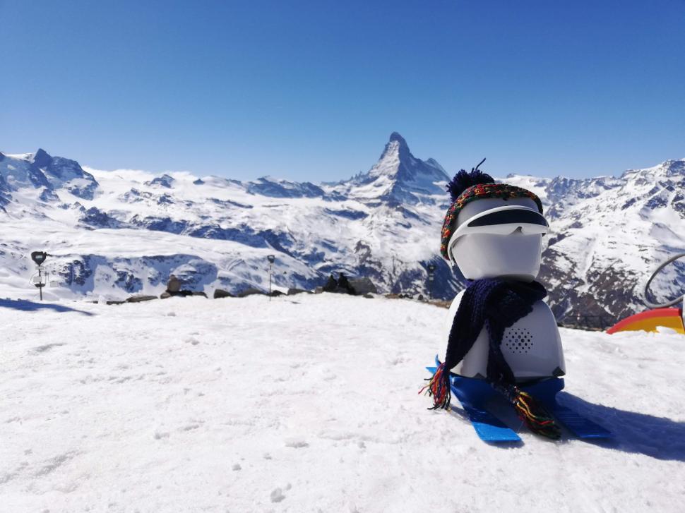 A apărut roboțelul care merge la școală și „ridică mâna” în locul copiilor bolnavi care lipsesc de la ore. Cât costă închirierea lui 926842