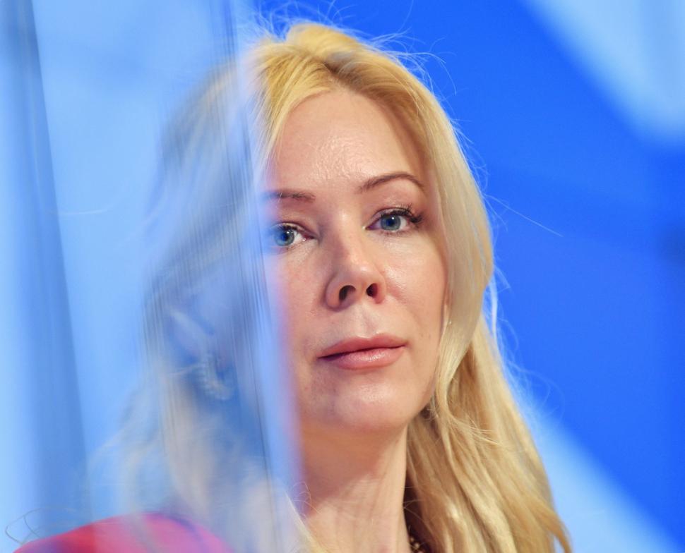 „Blonda lui Putin” s-a supărat pe o ziaristă și a trimis securitatea la ea, după ce i-a pus o întrebare: Nu discut viața mea personală 927047