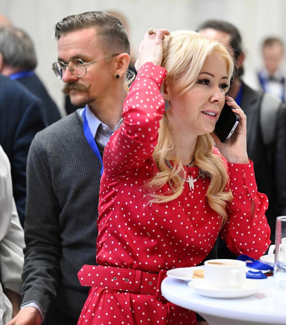 „Blonda lui Putin” s-a supărat pe o ziaristă și a trimis securitatea la ea, după ce i-a pus o întrebare: Nu discut viața mea personală 927051