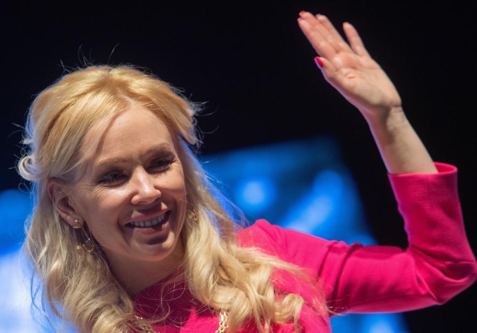 „Blonda lui Putin” s-a supărat pe o ziaristă și a trimis securitatea la ea, după ce i-a pus o întrebare: Nu discut viața mea personală 927053