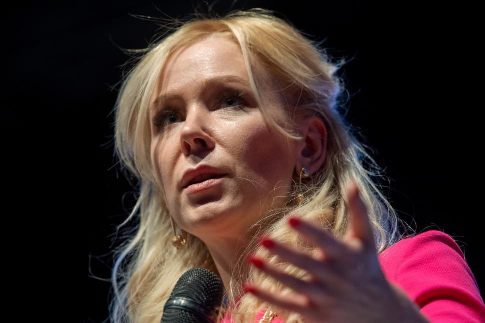 „Blonda lui Putin” s-a supărat pe o ziaristă și a trimis securitatea la ea, după ce i-a pus o întrebare: Nu discut viața mea personală 927054