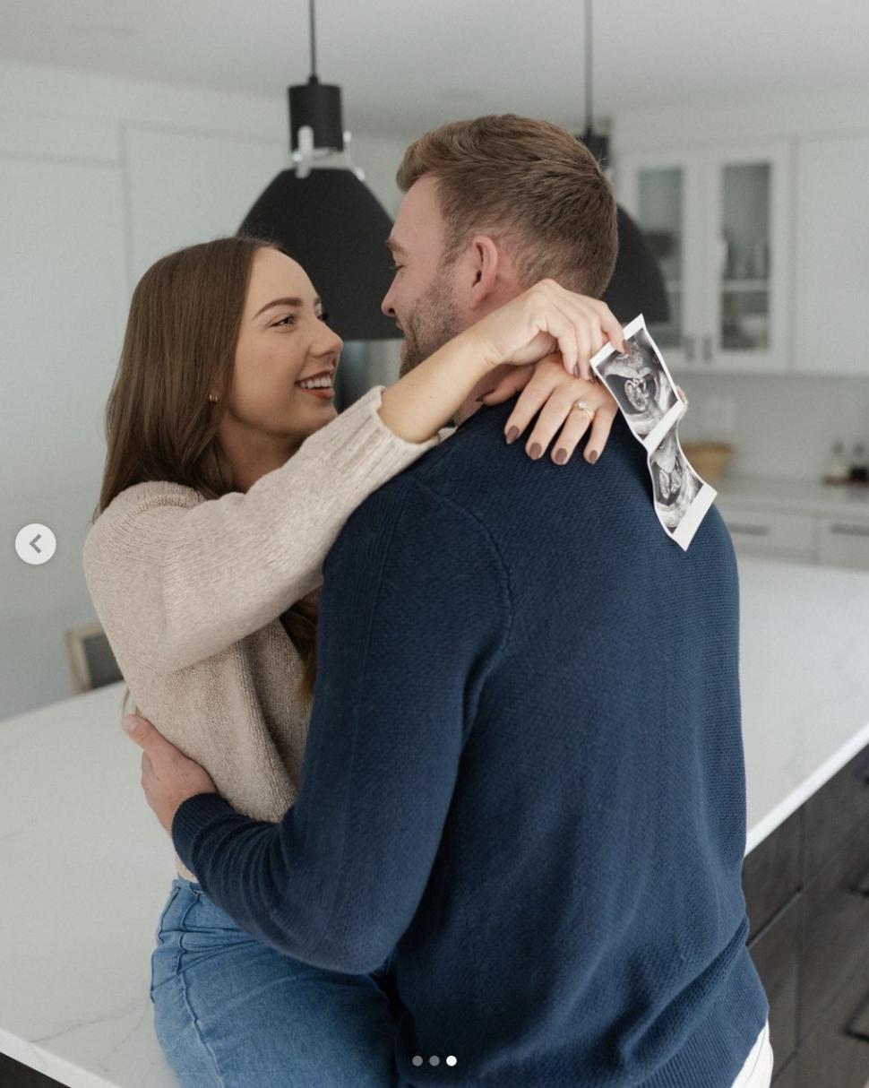 Eminem va deveni bunic. Fiica lui i-a dat vestea chiar în timpul filmărilor videoclipului pentru noul său single „Temporary” 927058