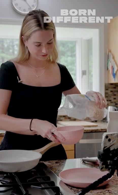 Boala bizară de care suferă o tânără de 25 de ani. Riscă să moară dacă este sărutată și poate mânca doar 2 alimente 926953