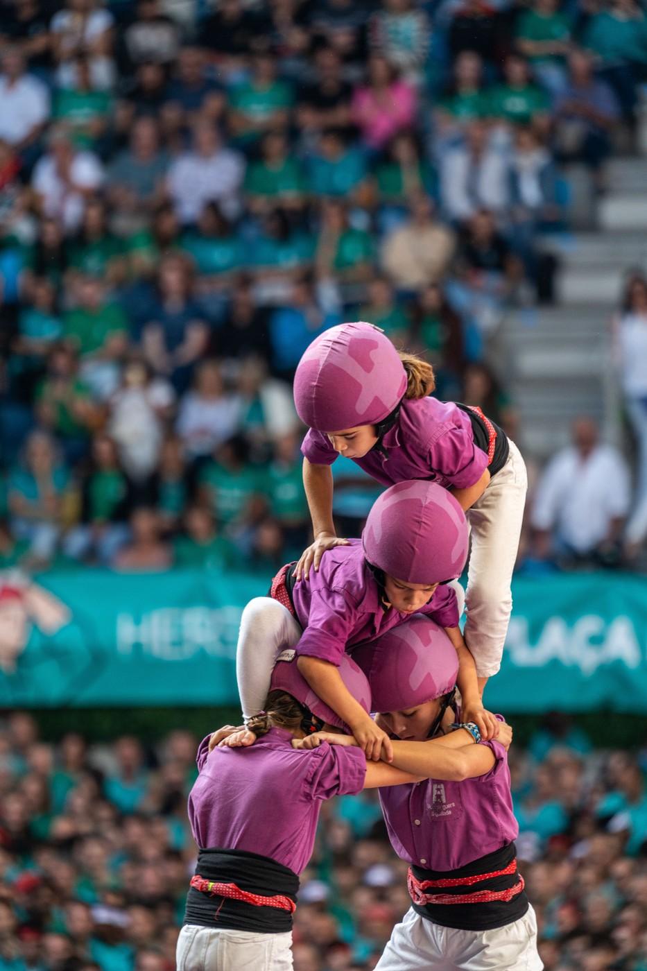 Lumea este fascinată de Castells, celebrul concurs al piramidelor umane din Spania. Cinci oameni au murit în toată istoria lui 927609
