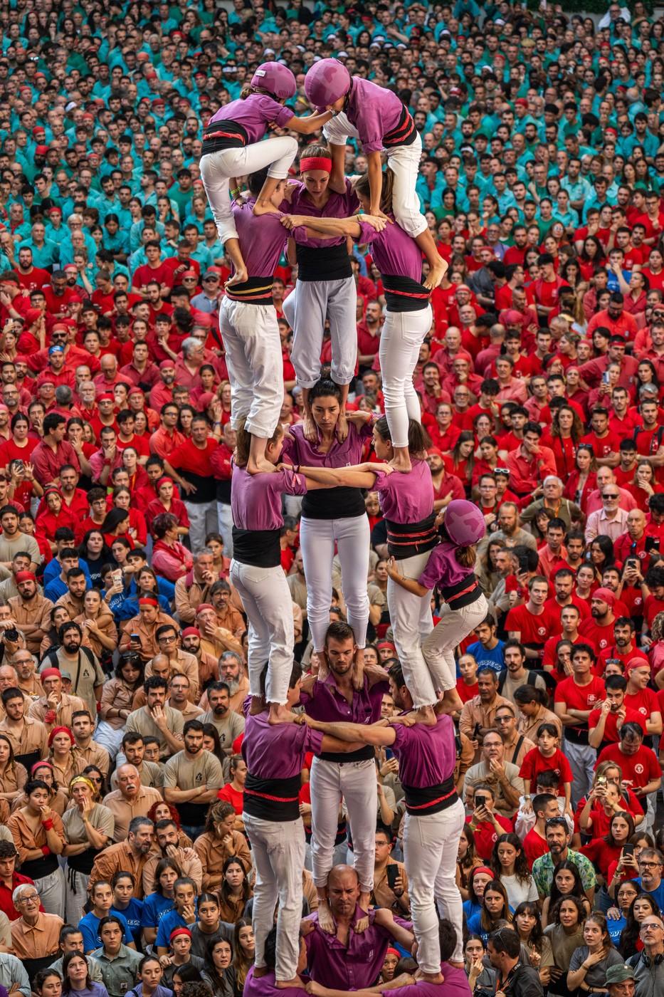 Lumea este fascinată de Castells, celebrul concurs al piramidelor umane din Spania. Cinci oameni au murit în toată istoria lui 927622