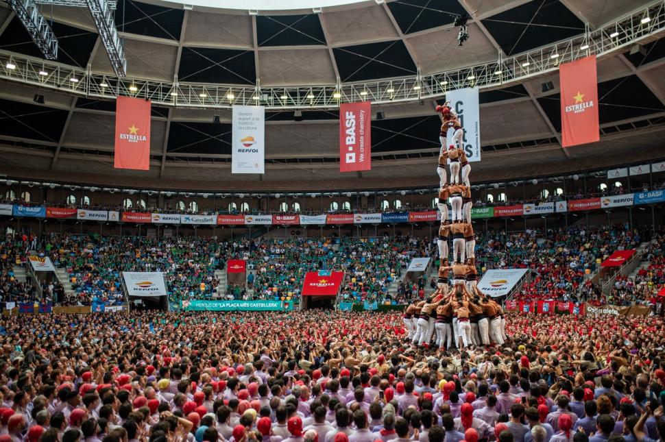 Lumea este fascinată de Castells, celebrul concurs al piramidelor umane din Spania. Cinci oameni au murit în toată istoria lui 927630