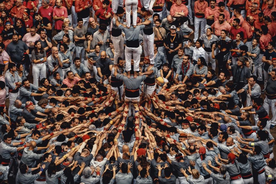 Lumea este fascinată de Castells, celebrul concurs al piramidelor umane din Spania. Cinci oameni au murit în toată istoria lui 927636